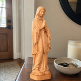 Round carving of Our Lady of Lourdes in beech wood: Sacred beauty, handcrafted technique