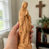 Round carving of Our Lady of Lourdes in beech wood: Sacred beauty, handcrafted technique