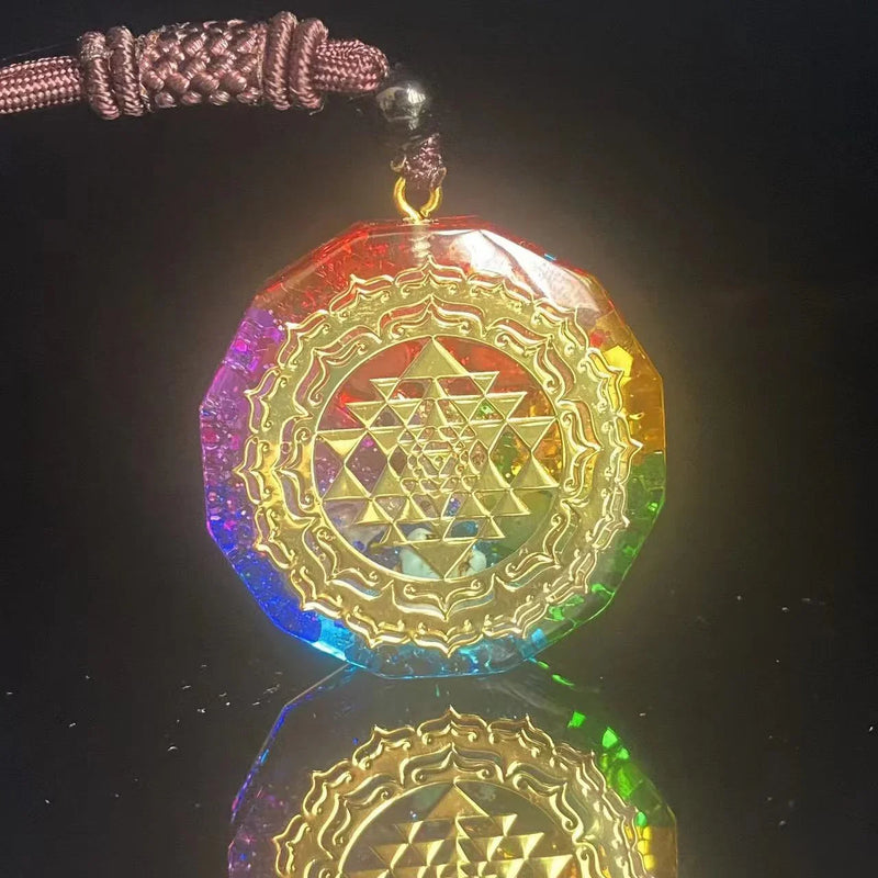 Colgante orgón Mediano con símbolo Om Mandala plateado con borde Colgante orgón Mediano con símbolo Om Mandala plateado con borde