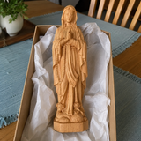 Round carving of Our Lady of Lourdes in beech wood: Sacred beauty, handcrafted technique