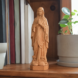 Round carving of Our Lady of Lourdes in beech wood: Sacred beauty, handcrafted technique