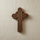 俯拍平铺凯尔特十字