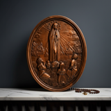 大理石背景法蒂玛圣母木雕