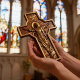 双手轻握耶稣升天木雕十字架