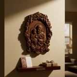 柔和奶油色墙圣若瑟与圣婴耶稣木雕