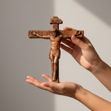 单手持十字架展示